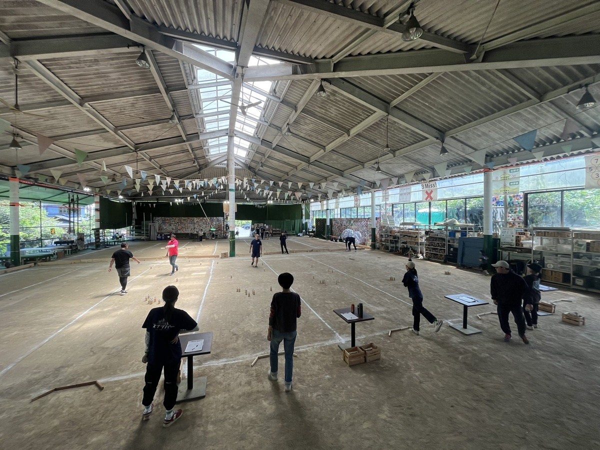モルックドーム川西で大会をしている様子